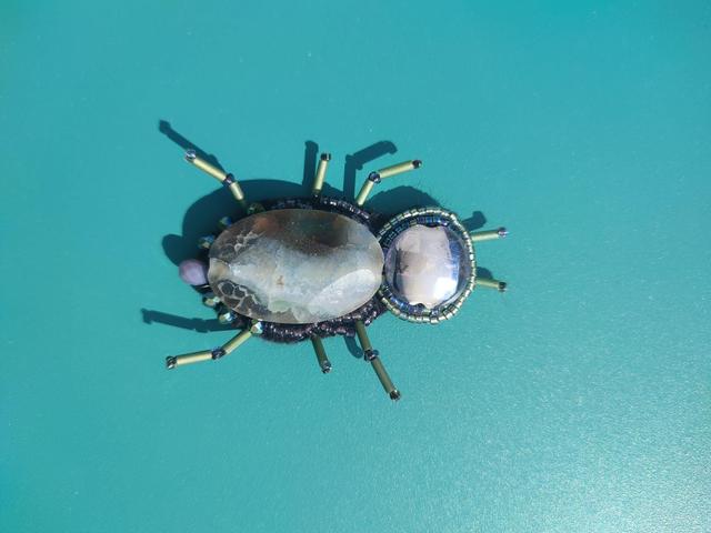Broche scarabée en agate et verre 