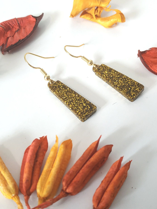 Boucles d'oreilles tombantes aux paillettes dorées