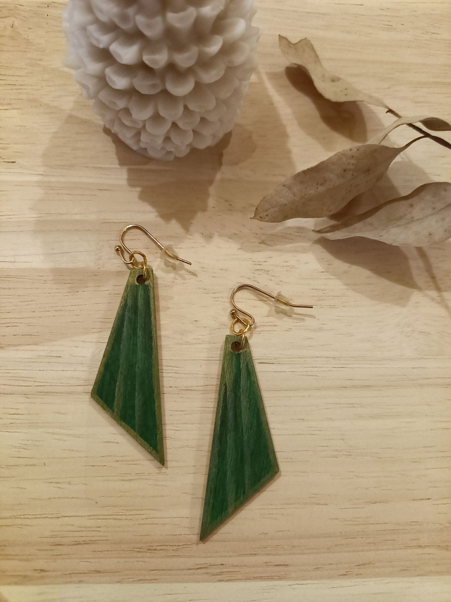 Boucles d&#039;oreilles Bois - triangle - vert et doré