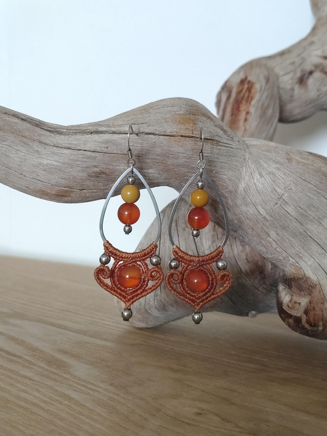 Boucles d'oreilles goutte en macramé et pierres fines