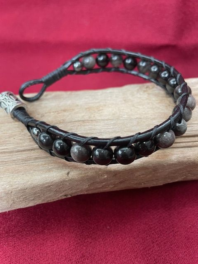 Bracelet en cuir composé de perles d'obsidienne argentée 