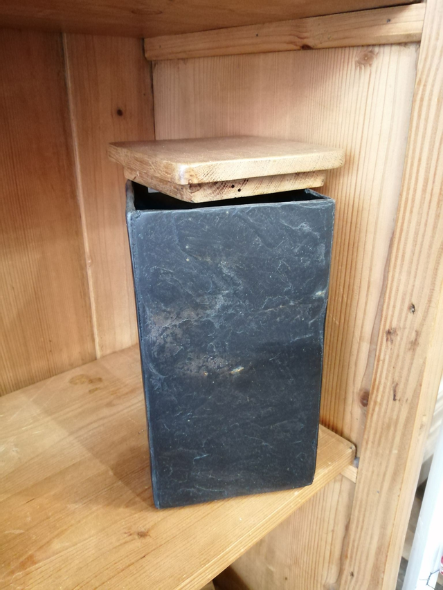 Boîte haute carrée