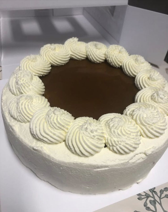 Lakka-kinuski kermatäytekakku 20 hlö