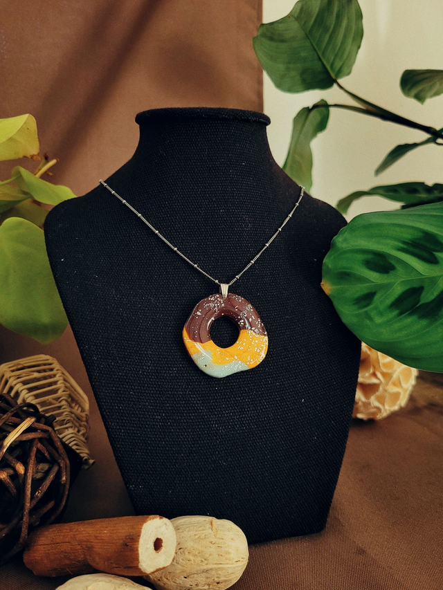 Collier fait main en argile polymère avec pendentif et feuille d’argent