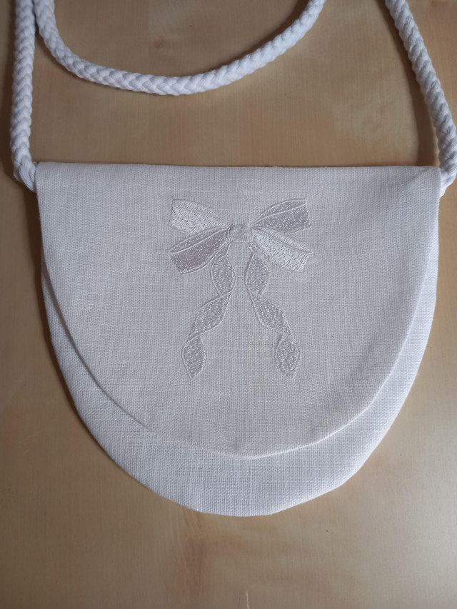 Petit sac  en lin  blanc brodé .Sac bandoulière .Création fait main en France.