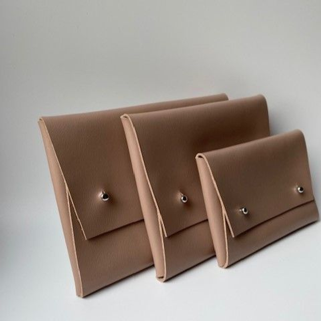 Pochette en cuir marron glacé