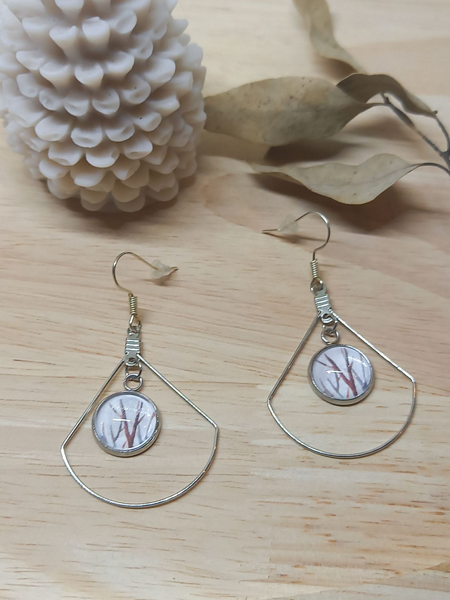 Boucles d&#039;oreilles Cabochon papier nature 1 blanc - forme éventail argenté