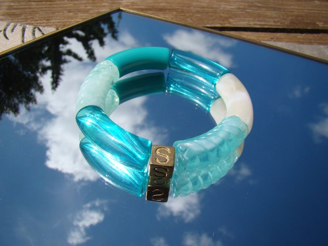 Bracelet perles tubes incurvées acrylique Anjali Firoza 