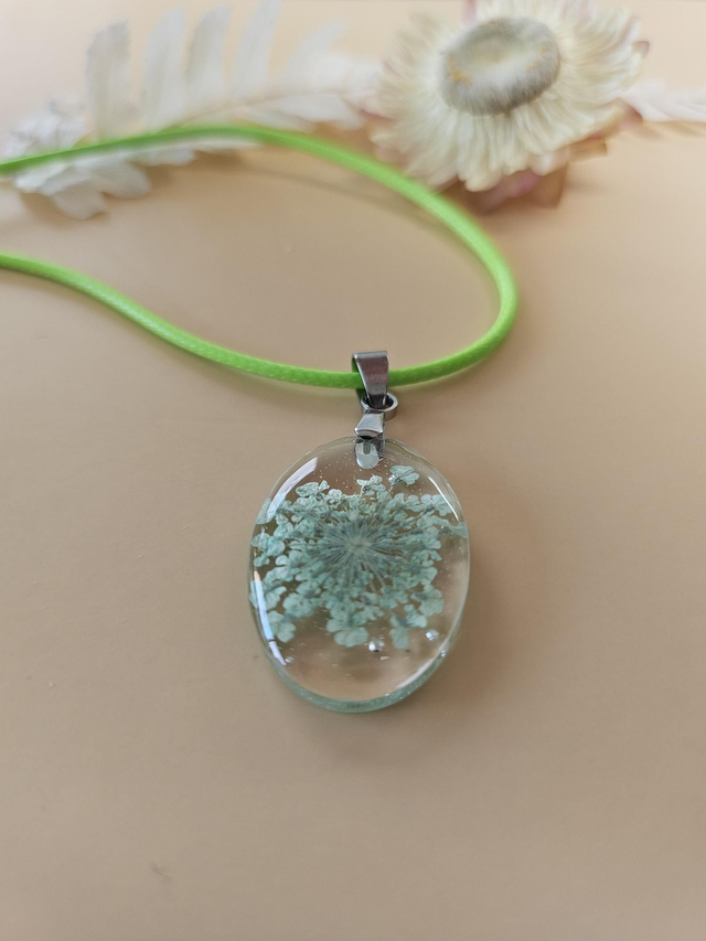 Pendentif en résine - Oval fleur verte sur fond transparent