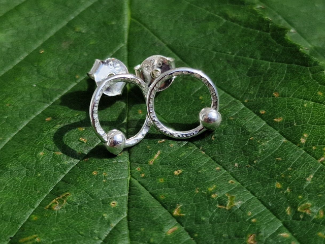 Halo hammered 925 Silver 9mm round ring stud earrings with 1 x Smooth Silver ball element. Butterfly backs. 1 x Pr