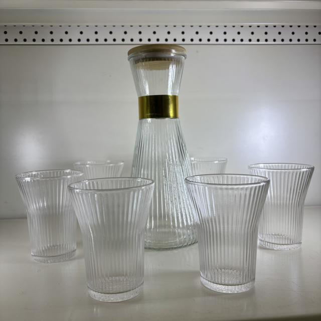 Carafe contour doré +6 verres à eau 
