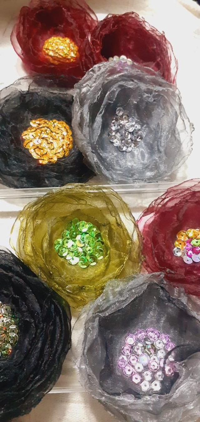 Broches Fleurs Organza brodées sequins