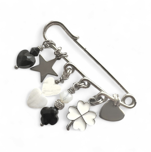 BROCHE tapis de selle argentée et ses 3 CHARMS bonnet 