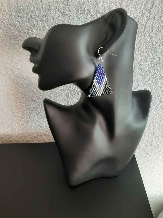 boucle d&#039;oreille triangle en perle rocaille bleu fantôme