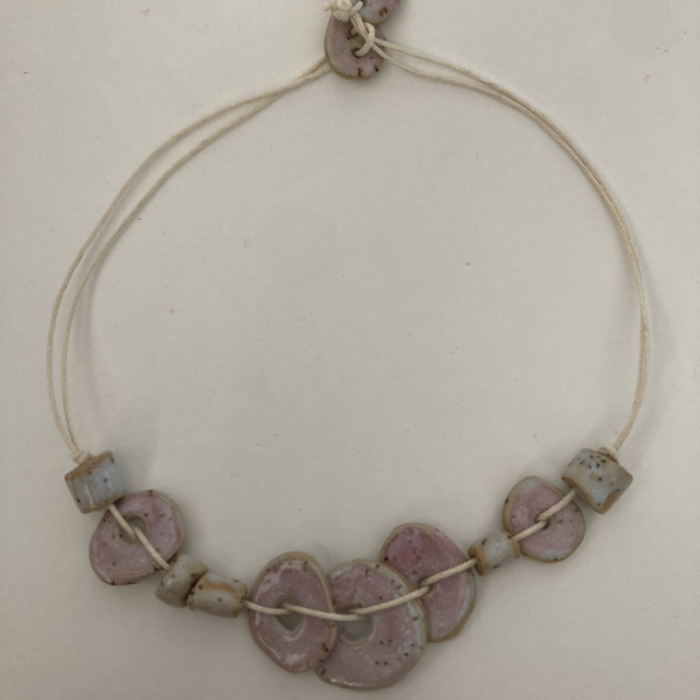 Collier « octobre rose »