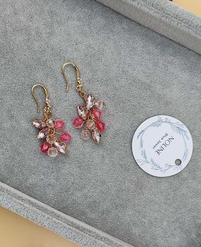 Boucles d'oreilles pendante dorée strass bleu clair et perles roses