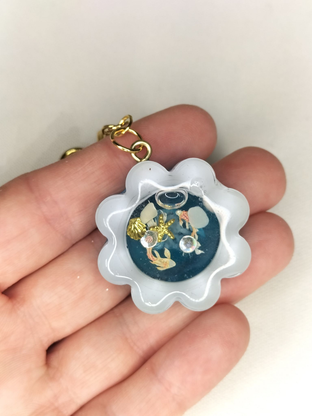 Porte-clés bijou de sac &quot;shaker&quot; petite fleur blanche et bleue