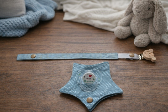 Attache tétine avec pochette de rangement  