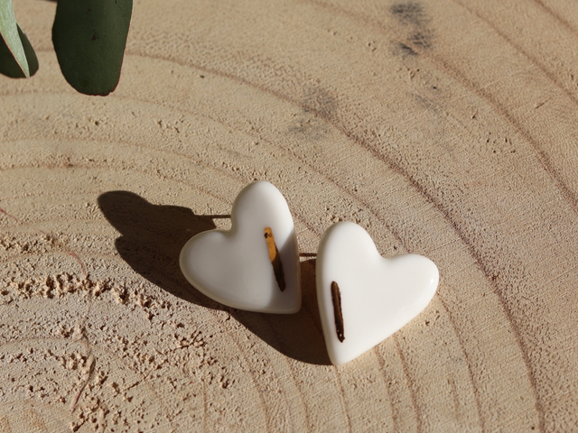 Boucles d’oreilles puces cœur avec touche d’or 