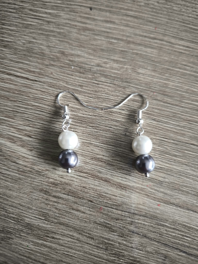 Boucles d’Oreilles Perles de Nacre Blanches et Anthracite de Majorque – Bijoux Élégants en Acier Inoxydable