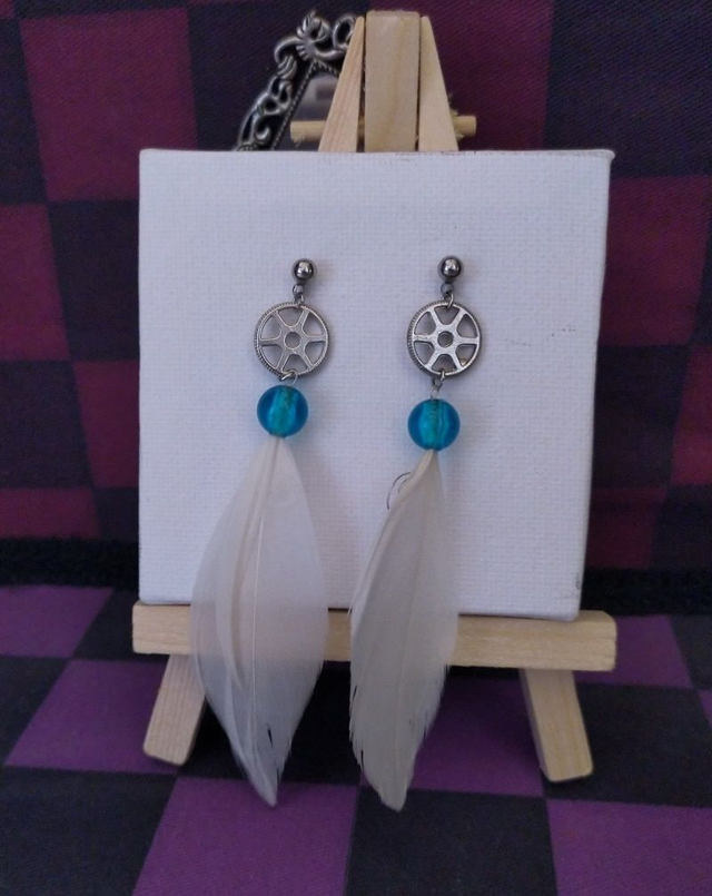 Clous d'oreilles plumes rouages et perles 