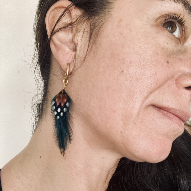 Boucle d’oreille créoles plumes bleu /vert et