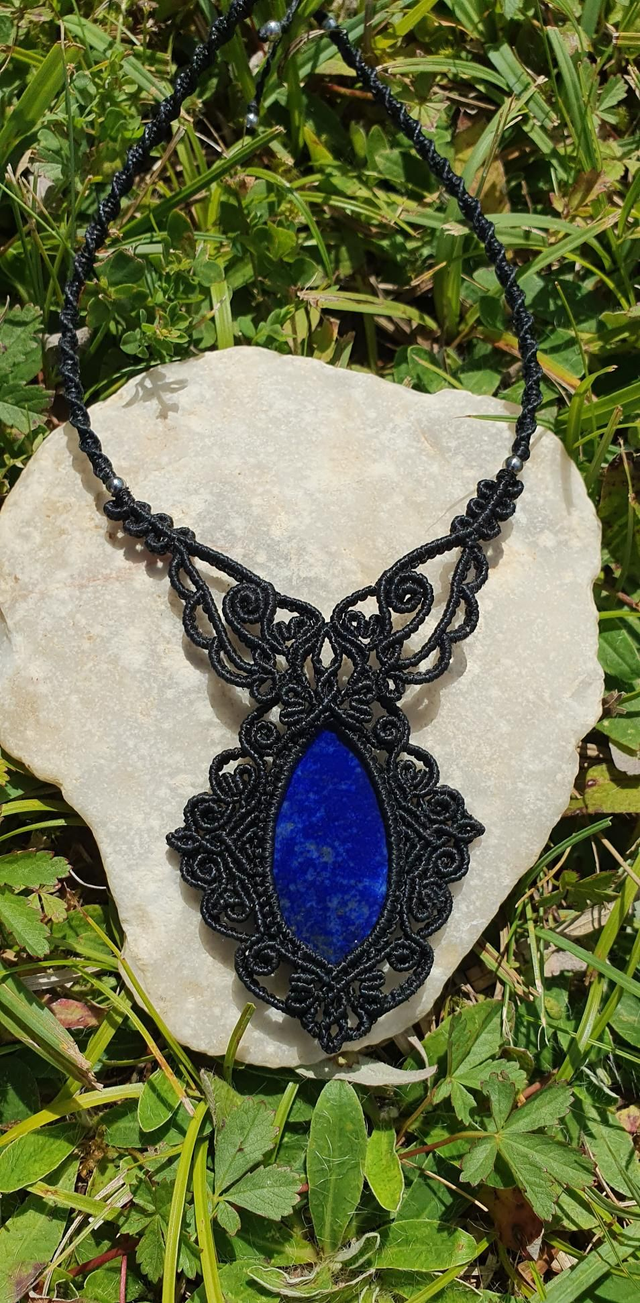 Collier style gothique baroque en micro macramé noir, pierre lapis-lazuli.
