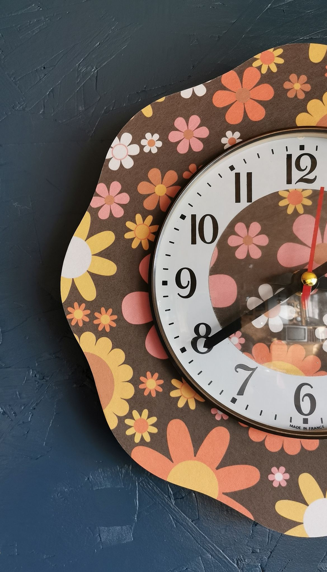 Horloge vintage pendule murale silencieuse fleur "Seventies"
