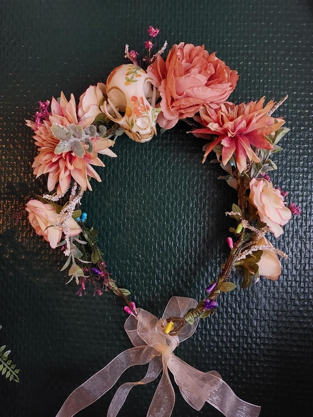 Couronne de fleurs colorées avec crâne de chat en résine 