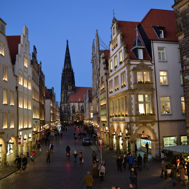 Weihnachtsmarkt zur blauen Stunde