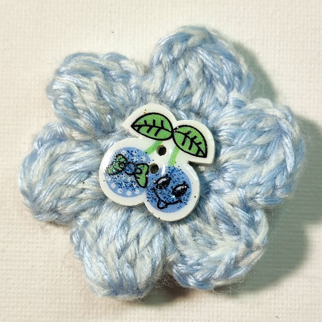 Barrette fleur simple ciel et blanc crochet bouton cerise pince crocodile