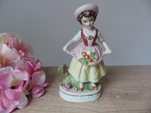 Figurine fille campagne, fermière avec des fruits et légumes, statuette jeune paysanne avec panier cueillette, décoration maison campagne