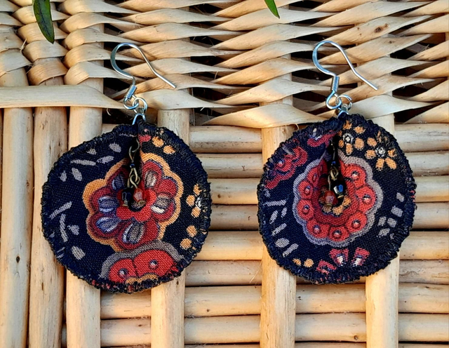 Boucles d&#039;oreilles fleurs velours noir et perles 