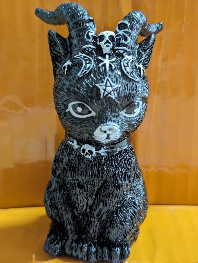 Figurine chat cornes
