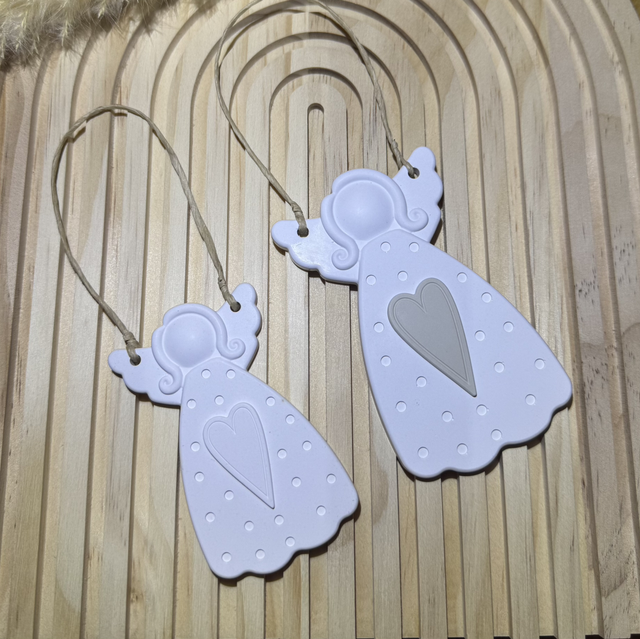 Engel-Anhänger mit Herz – handgefertigt in Weiß, Beige oder Grau 