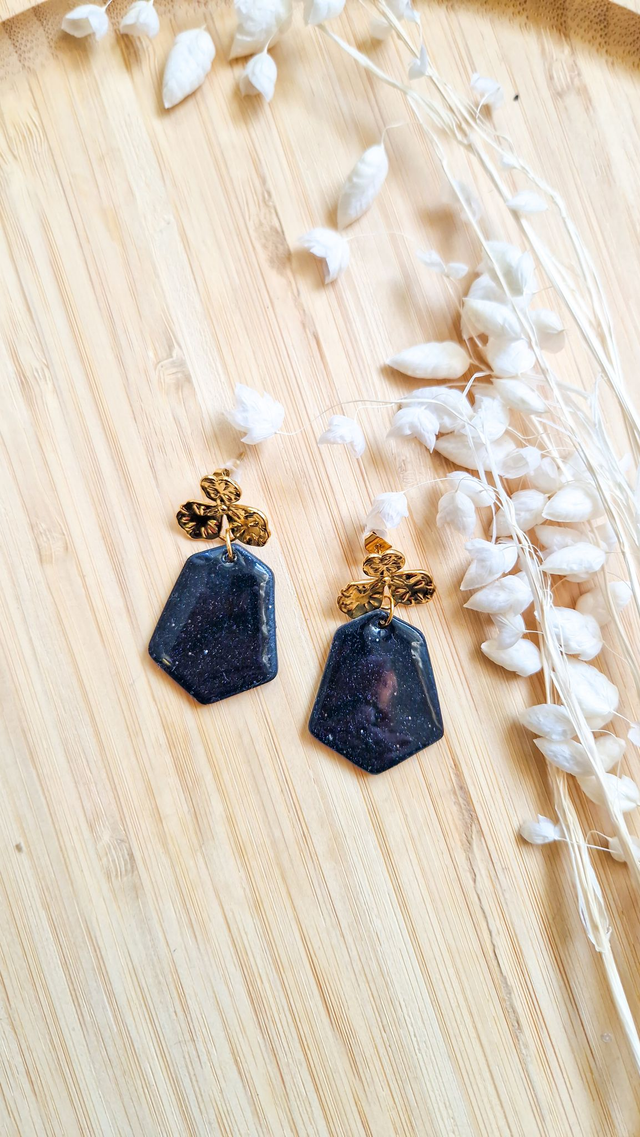Ravissante - Collection Noir Céleste – Boucles d’oreilles artisanales en pâte polymère et résine 