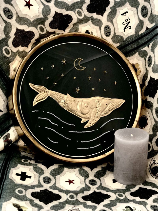 Grande Baleine, broderie de perles, cadre rond doré. 