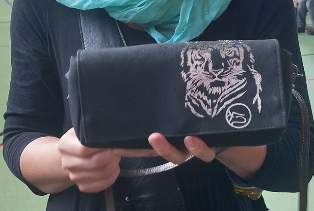 multitasche Kork Kollektion Tiger schwarz mit silber Aufdruck