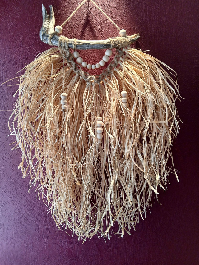 Suspension murale bohème en raphia et bois flotté – décoration naturelle artisanale