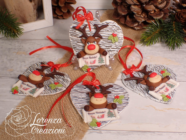 Pronta consegna. Decorazione natalizia con Rudolph dal naso rosso. Modellata e dipinta a mano in fimo.
