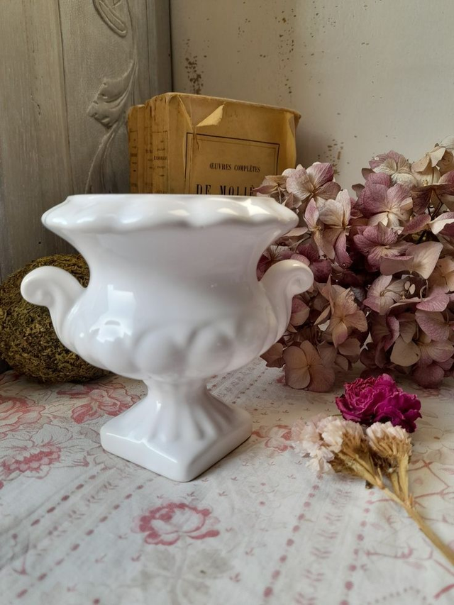 Vase Médicis en porcelaine blanche