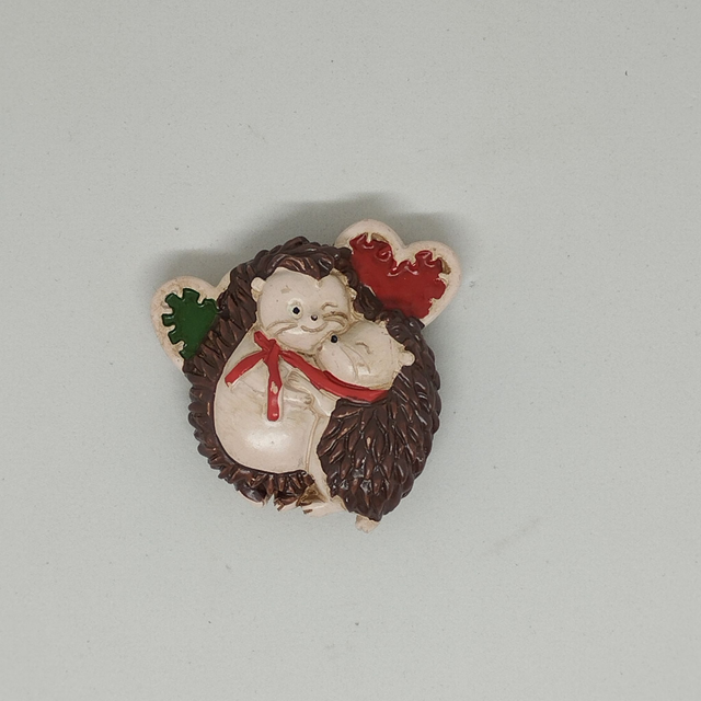 Hérisson couple un cœur rouge et vert