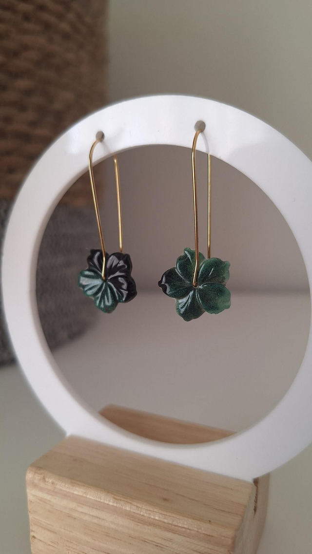 Boucles d'oreilles fleurs noires et vertes