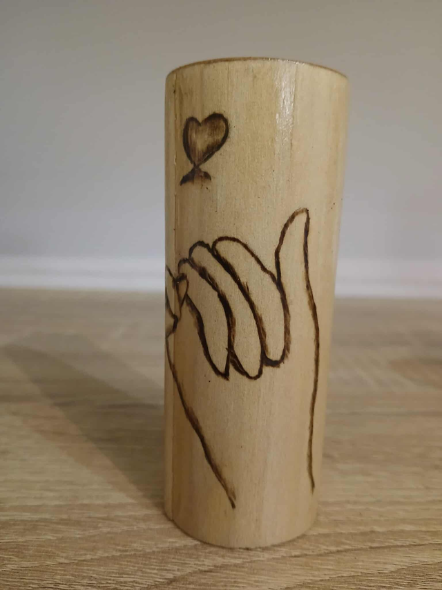 Luciole en bois – Mains enlacées pyrogravées – Placage de merisier – 10 / 15 / 20 cm