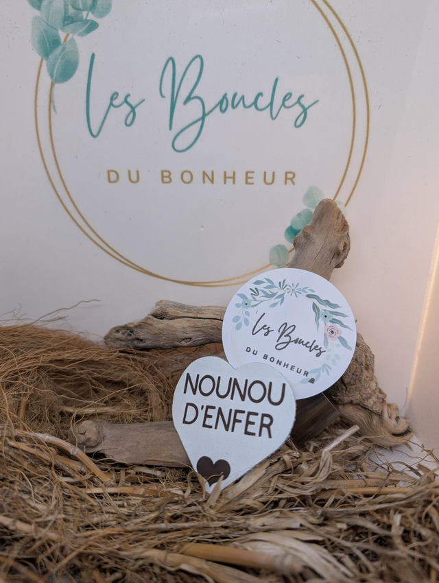 Broche personnalisée Nounou d'enfer (blanc) br046