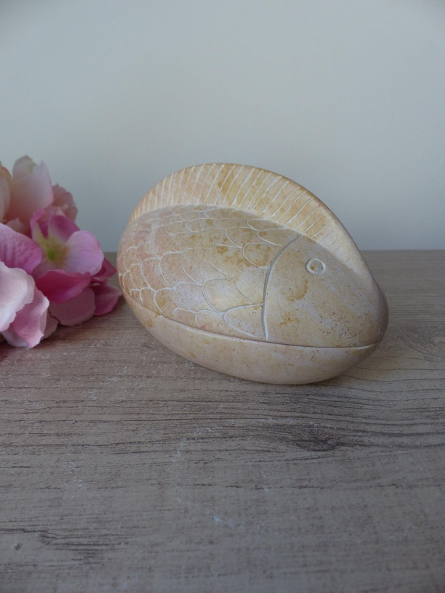 Boîte en pierre naturelle sculptée main – Forme de poisson – Artisanat du Kenya – Décoration bord de mer et rangement élégant vide poche