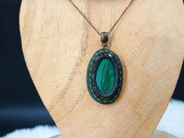 Drycha, pendentif en malachite et cuir