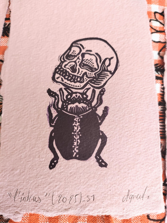 linogravure "l'intrus ", scarabées et crâne10X15 cm