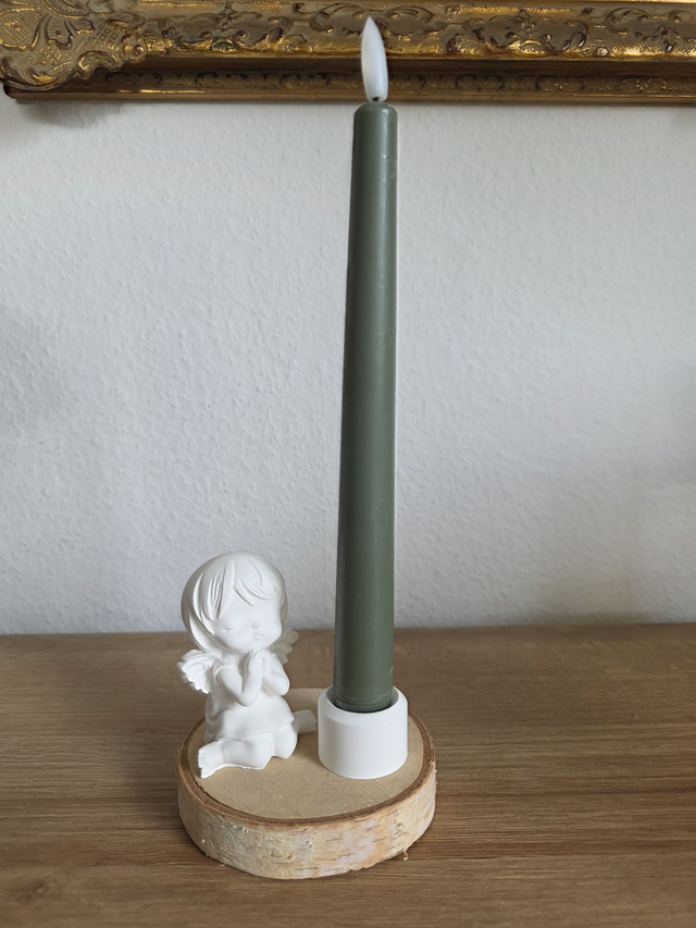 Mädchenengel auf Baumscheibe mit Kerzenhalter