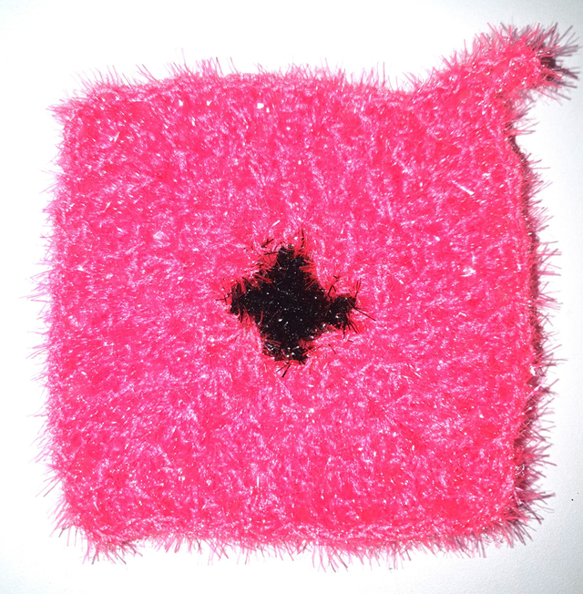 Lavette pour la toilette, la vaisselle ou les vitres rose fluo coeur noir